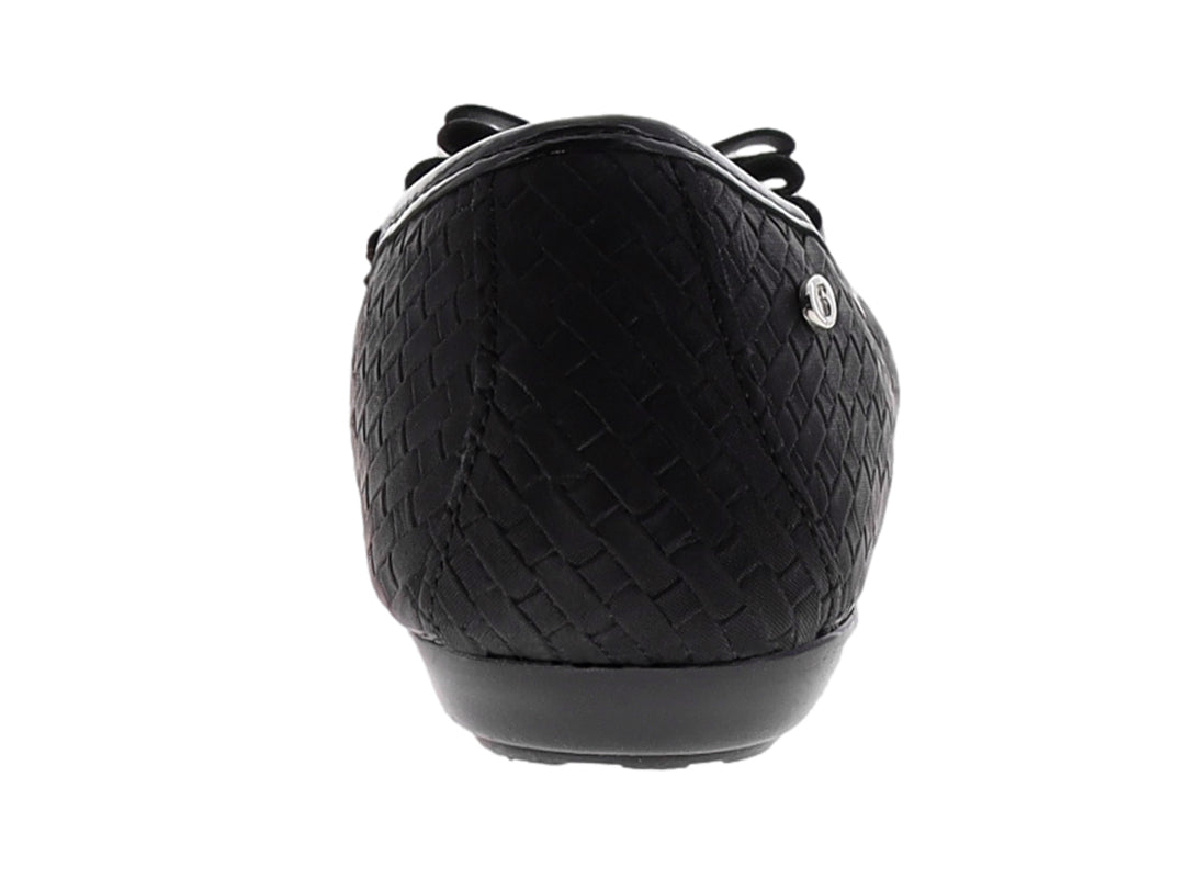 Zapato plano color negro para niña con detalle de moño en la parte frontal y textura grabada.