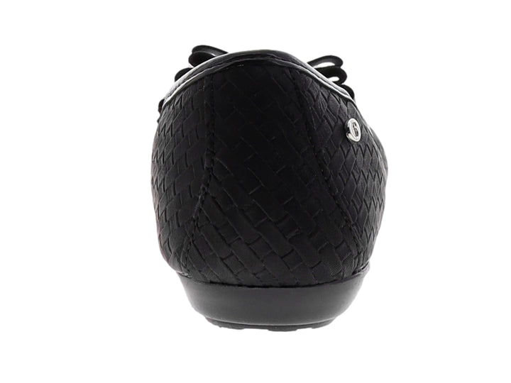 Zapato plano color negro para niña con detalle de moño en la parte frontal y textura grabada.