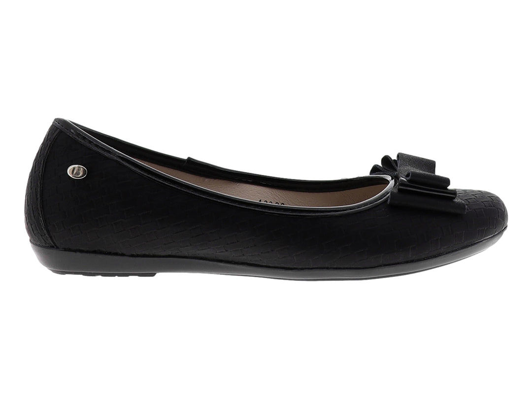 Zapato plano negro con moño decorativo en la punta y superficie texturizada.