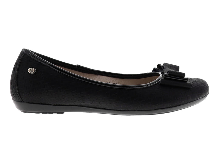 Zapato plano negro con moño decorativo en la punta y superficie texturizada.