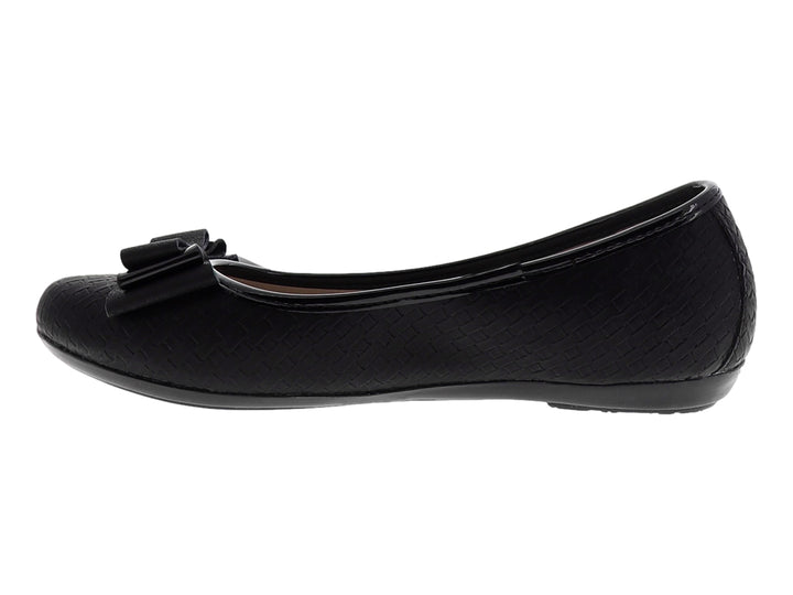 Zapato plano negro con moño decorativo en la punta y superficie texturizada.