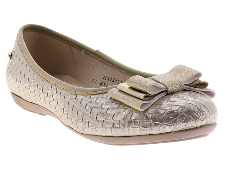 Zapato plano color oro para niña con moño decorativo y acabado tejido brillante.