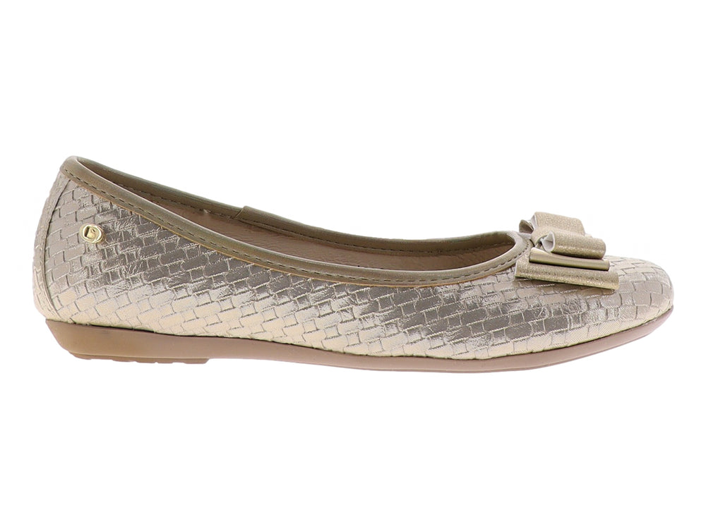 Zapato plano color oro para niña con moño decorativo y acabado tejido brillante.