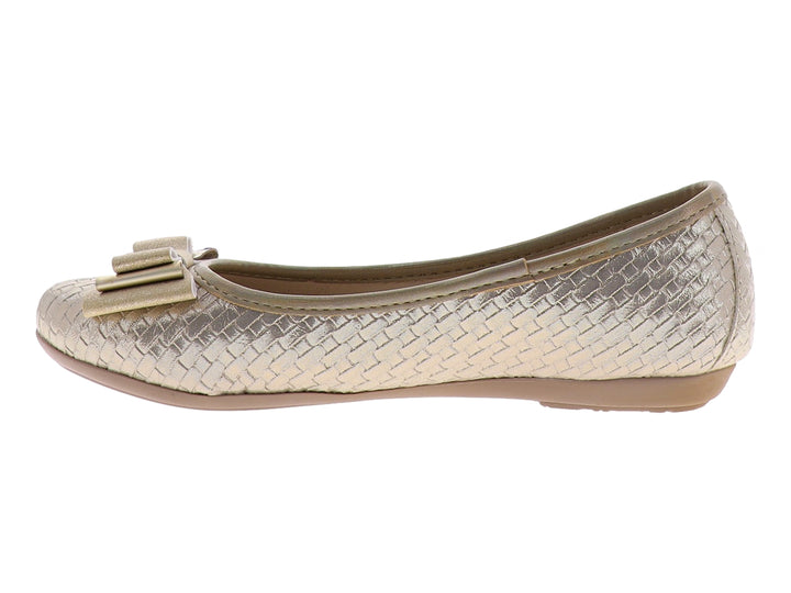 Zapato plano color oro para niña con moño decorativo y acabado tejido brillante.