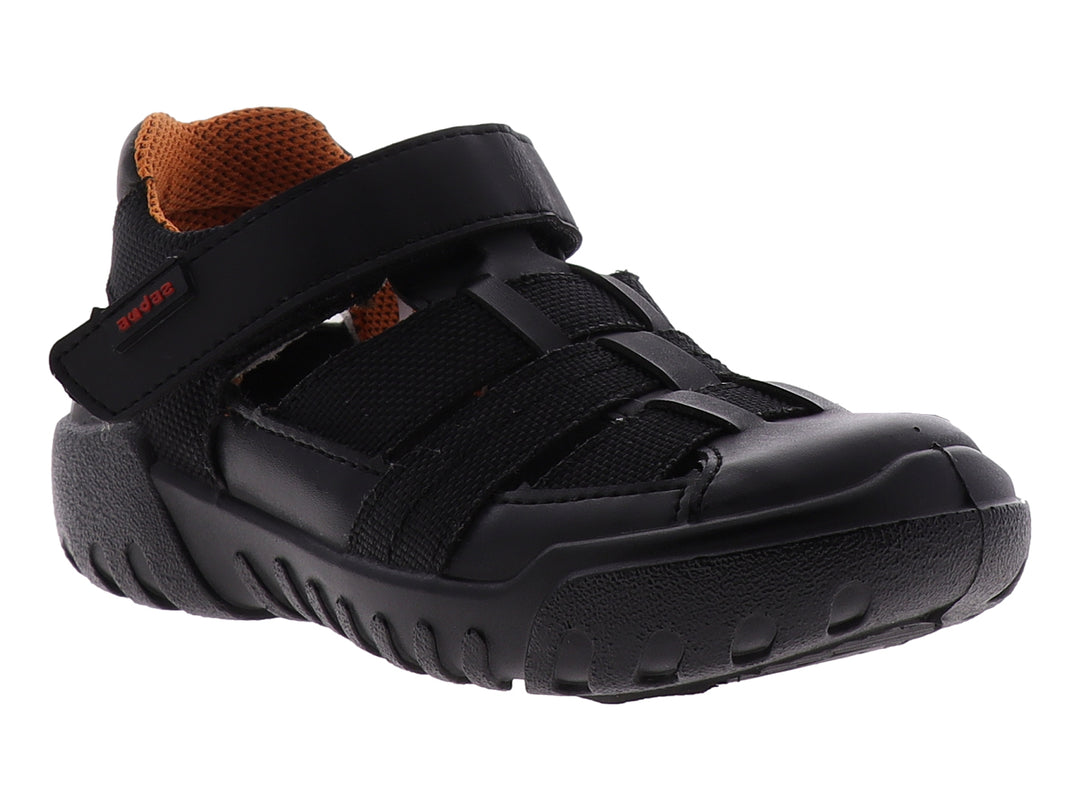 Sandalias deportivas negras para niño con forro interior naranja y suela resistente.