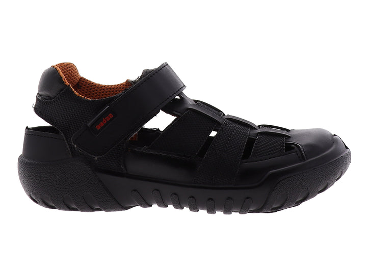 Sandalias deportivas negras para niño con forro interior naranja y suela resistente.