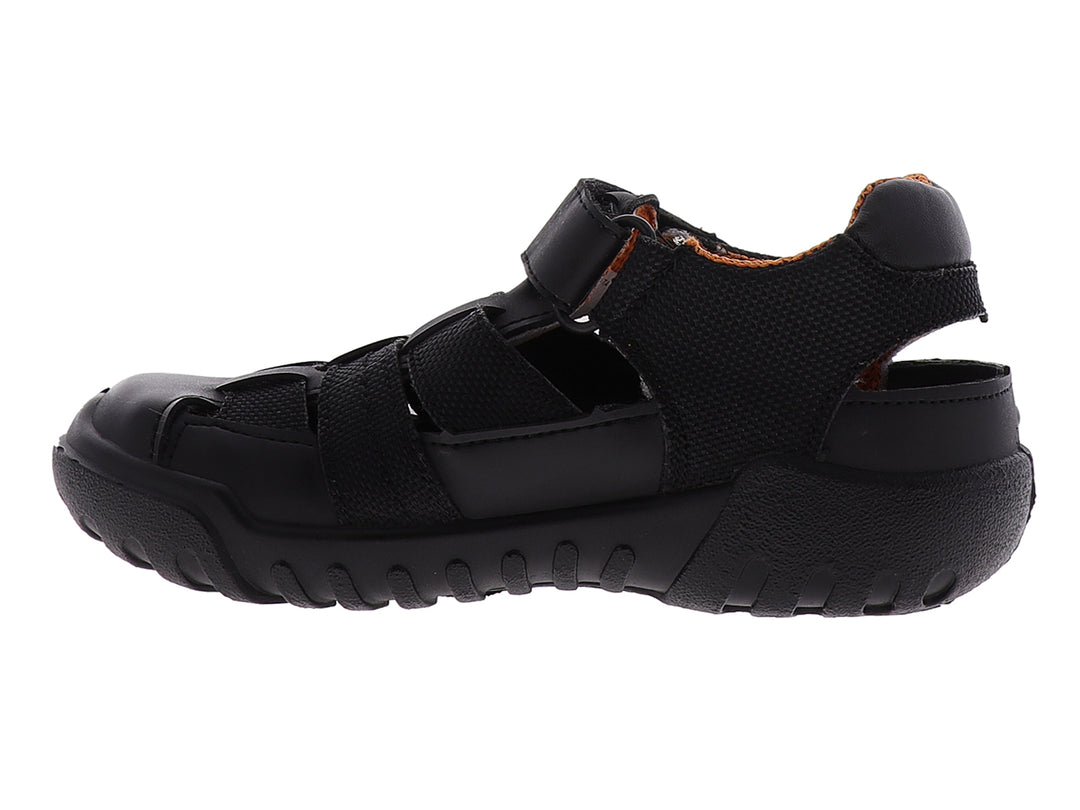 Sandalias deportivas negras para niño con forro interior naranja y suela resistente.