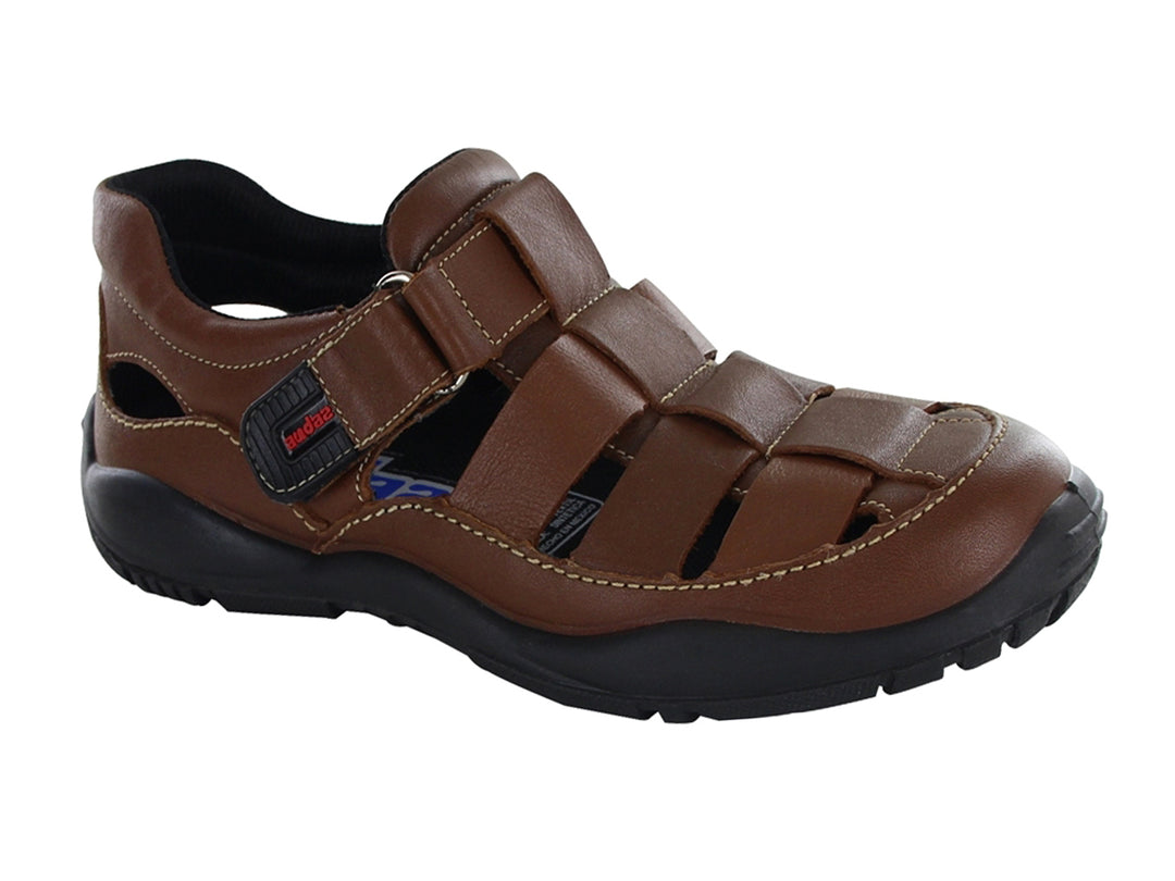 Sandalia cerrada color café claro con suela negra y correas ajustables de velcro.