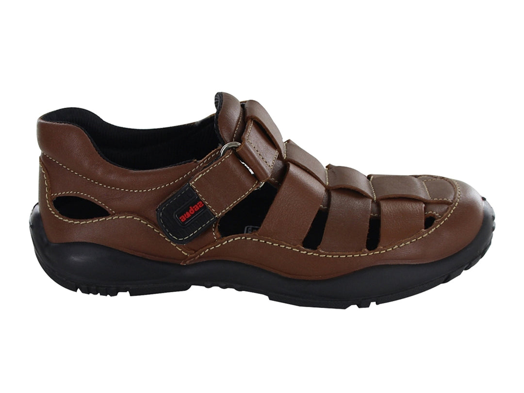 Sandalia cerrada color café claro con suela negra y correas ajustables de velcro.