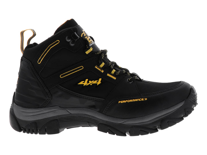 Bota deportiva color negro con detalles amarillos, marca 4X4, vista lateral sobre fondo blanco.