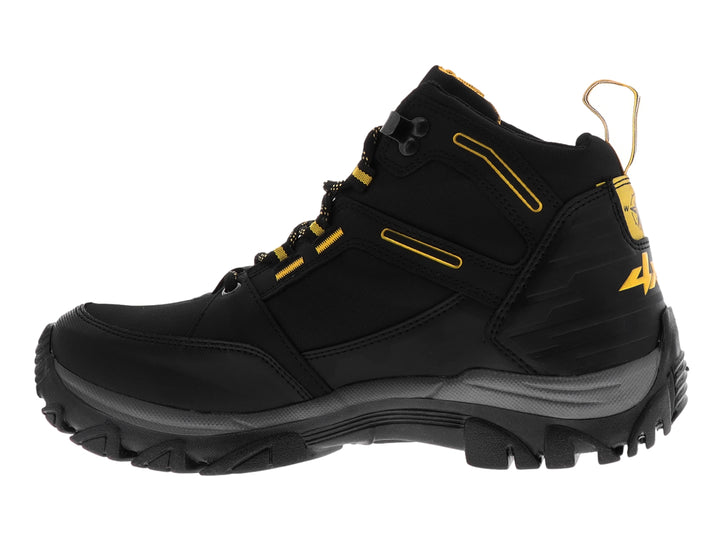 Bota deportiva color negro con detalles amarillos, marca 4X4, vista lateral sobre fondo blanco.