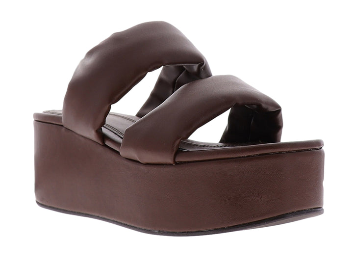 Sandalias de plataforma color moka con tiras anchas y acolchadas.