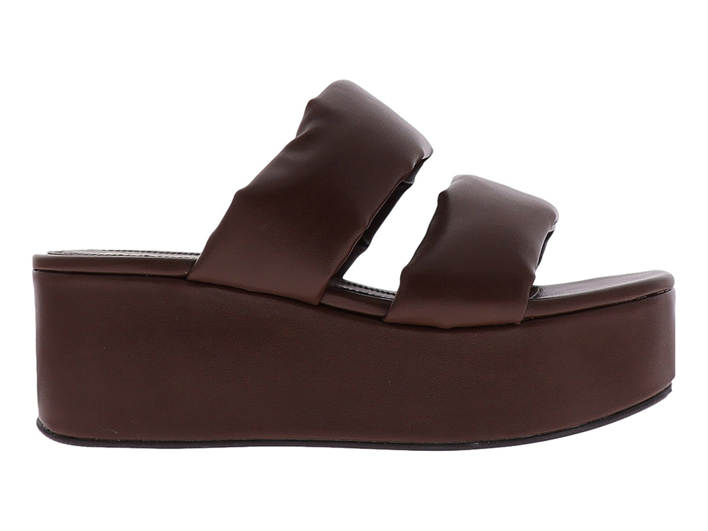 Sandalias de plataforma color moka con tiras anchas y acolchadas.