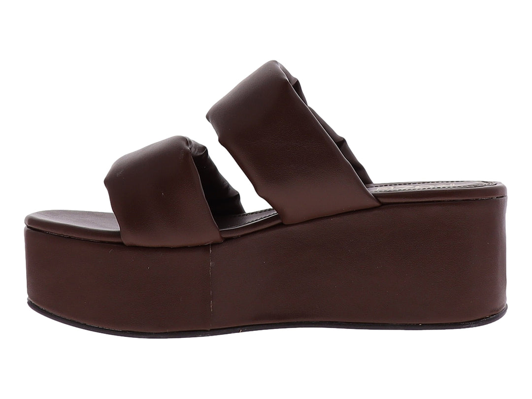 Sandalias de plataforma color moka con tiras anchas y acolchadas.