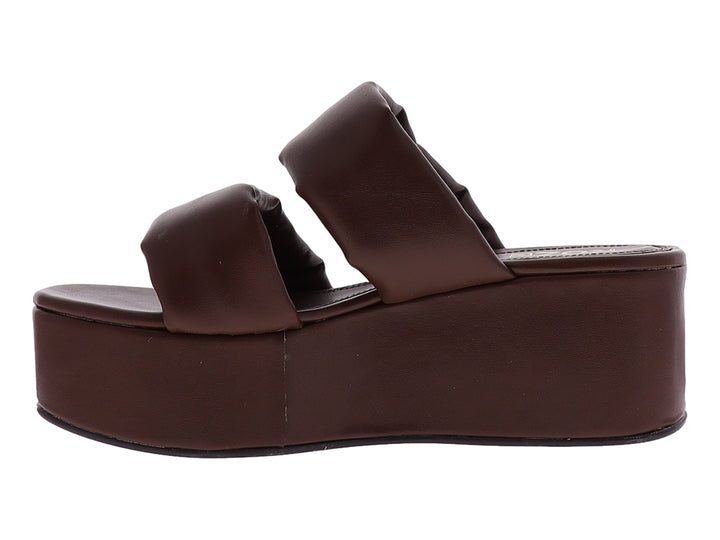 Sandalias de plataforma color moka con tiras anchas y acolchadas.
