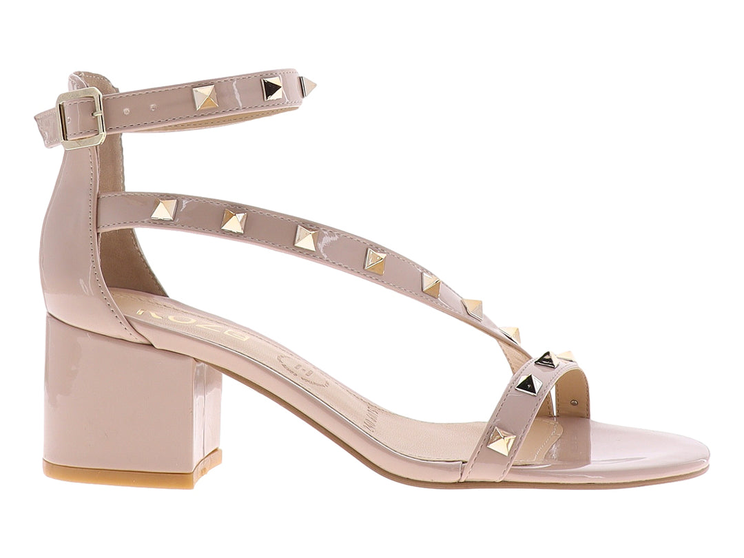 Sandalias color maquillaje de charol con tachuelas doradas y tacón bloque para mujer.