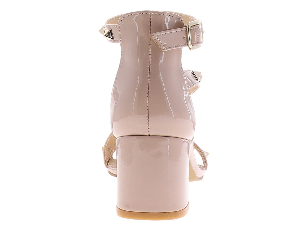 Sandalias color maquillaje de charol con tachuelas doradas y tacón bloque para mujer.