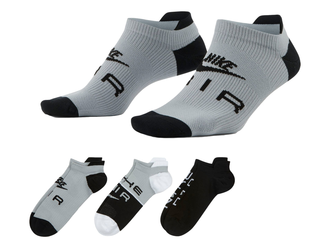 Paquete de tres pares de calcetines Nike Everyday Plus Lightweight en colores gris, blanco y negro.