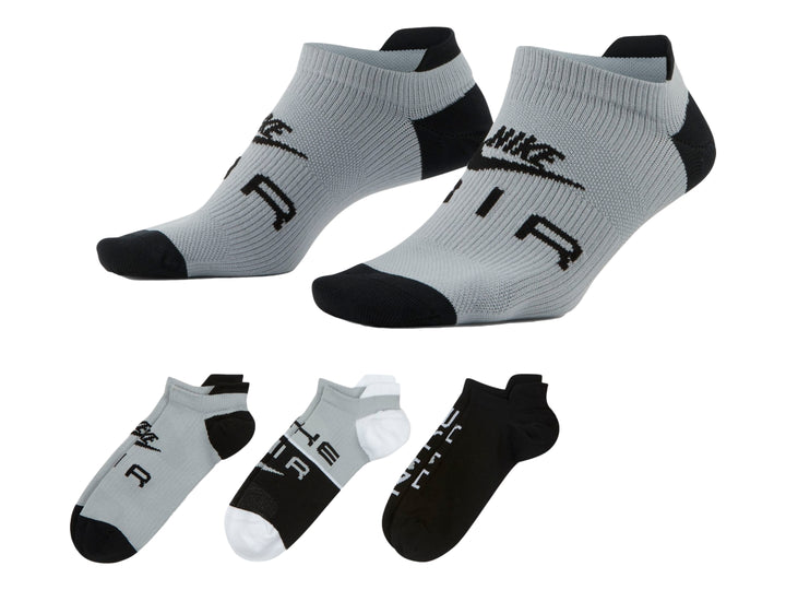 Paquete de tres pares de calcetines Nike Everyday Plus Lightweight en colores gris, blanco y negro.