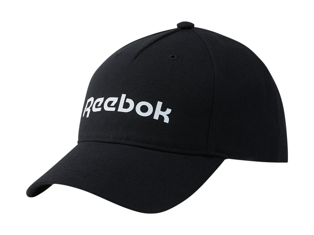 Gorra deportiva Reebok de color negro con logotipo blanco en el frente.