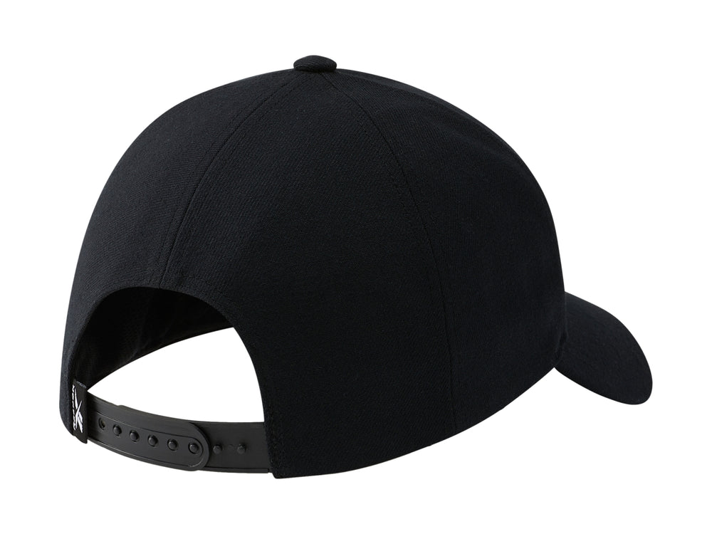 Gorra deportiva Reebok de color negro con logotipo blanco en el frente.
