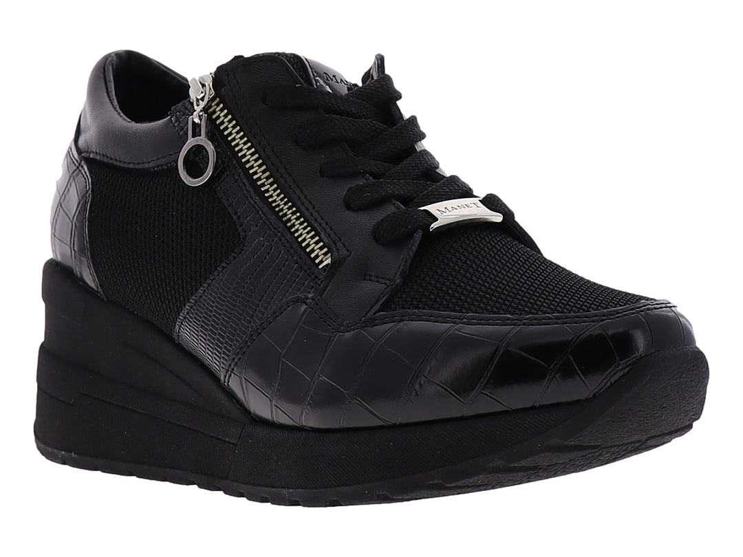 Zapato confort Manet color negro para mujer con plataforma, detalles de malla y textura de cocodrilo.