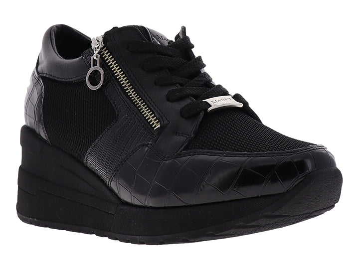 Zapato confort Manet color negro para mujer con plataforma, detalles de malla y textura de cocodrilo.