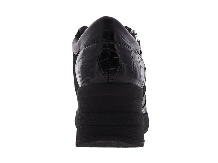 Zapato confort Manet color negro para mujer con plataforma, detalles de malla y textura de cocodrilo.