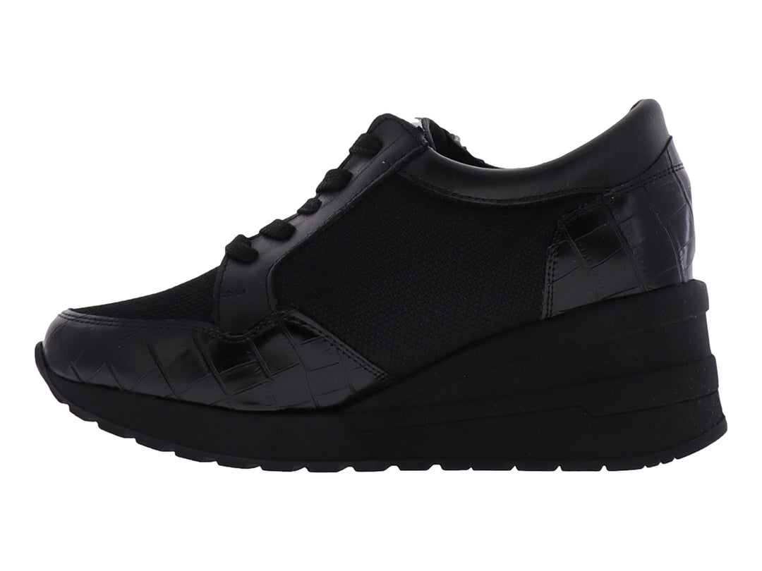 Zapato confort Manet color negro para mujer con plataforma, detalles de malla y textura de cocodrilo.