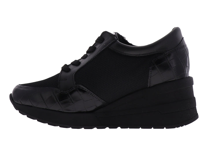 Zapato confort Manet color negro para mujer con plataforma, detalles de malla y textura de cocodrilo.