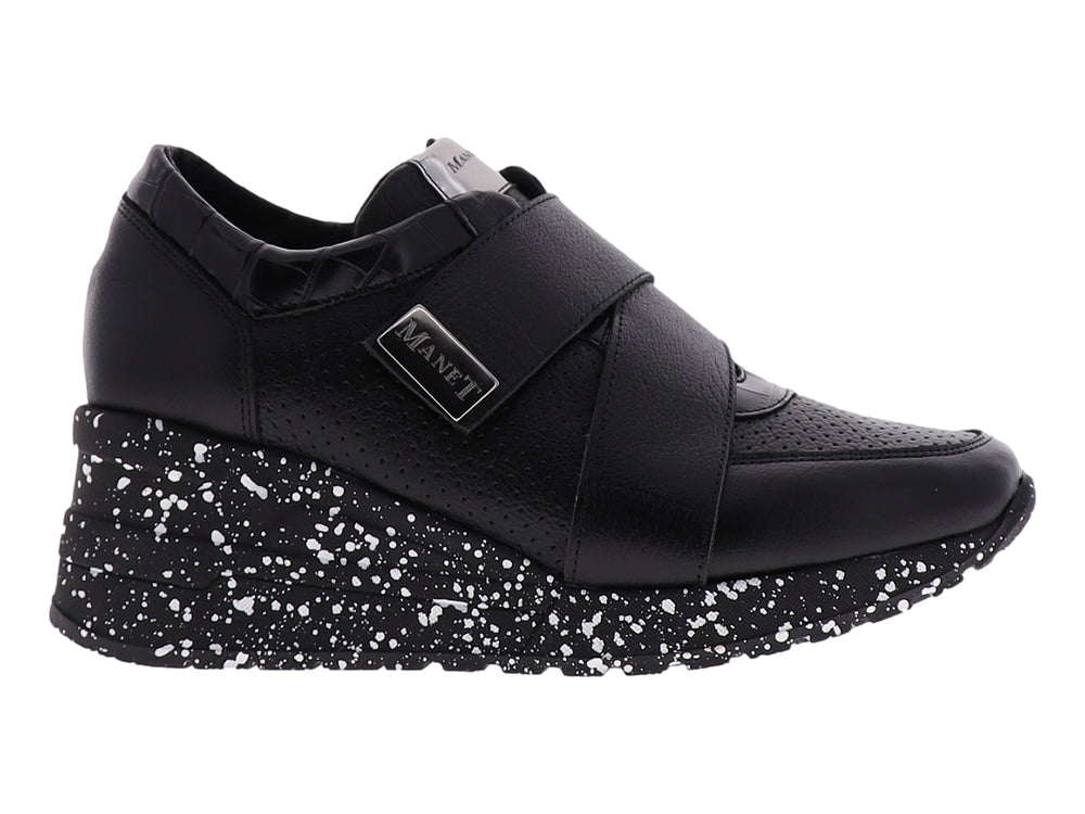 Zapato confort negro para mujer con suela blanca moteada y correa decorativa con logo MANET.
