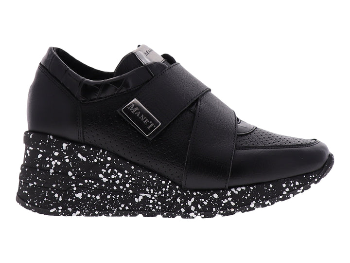 Zapato confort negro para mujer con suela blanca moteada y correa decorativa con logo MANET.