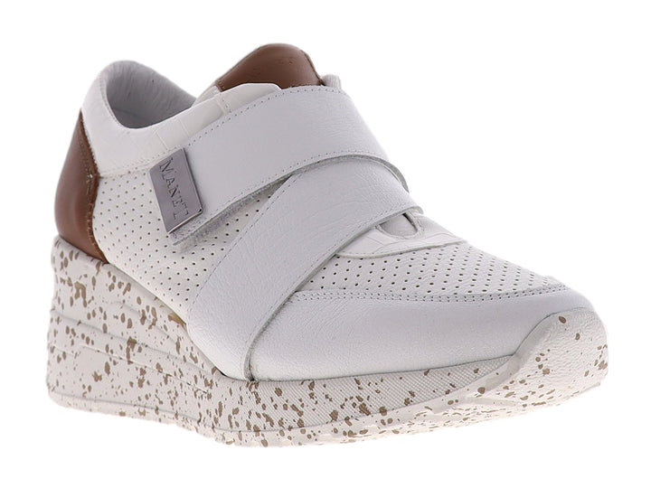 Zapato confort para mujer color blanco con correas cruzadas y suela moteada en café.