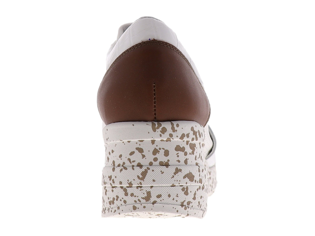 Zapato confort para mujer color blanco con correas cruzadas y suela moteada en café.