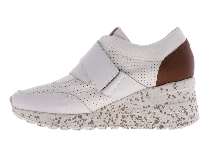 Zapato confort para mujer color blanco con correas cruzadas y suela moteada en café.