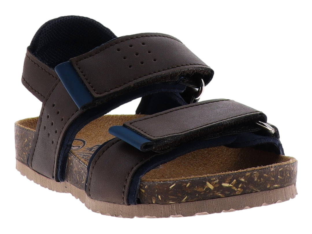 Sandalias Rilo Tokyo para niño en color café con detalles azules y suela de corcho.