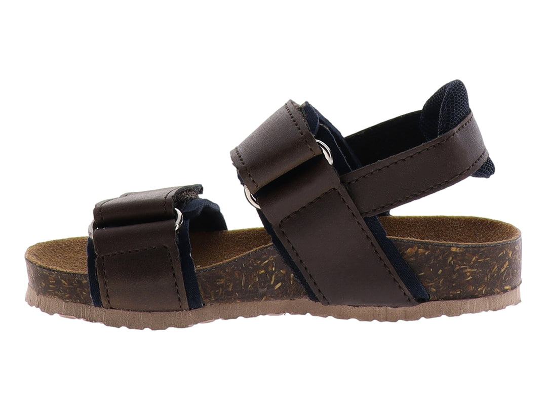 Sandalias Rilo Tokyo para niño en color café con detalles azules y suela de corcho.