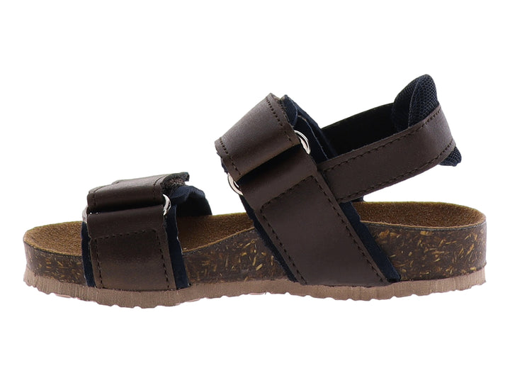 Sandalias Rilo Tokyo para niño en color café con detalles azules y suela de corcho.