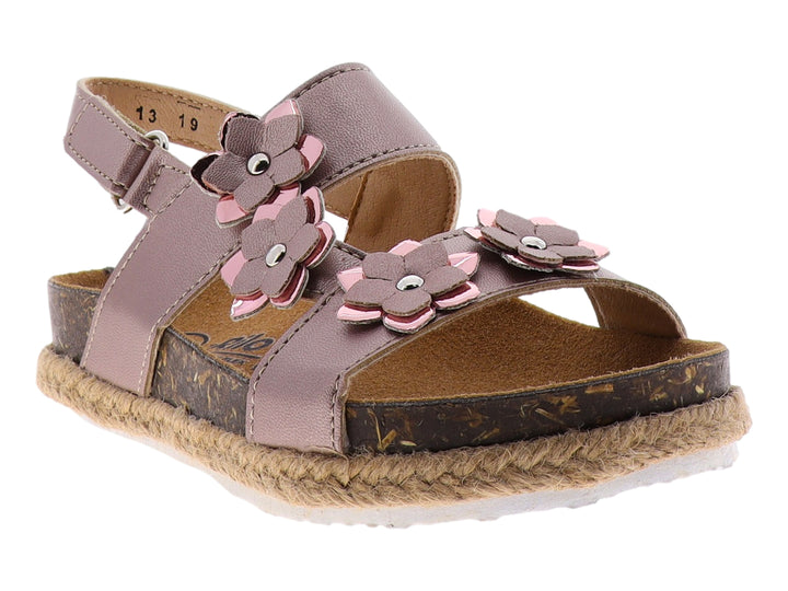 Sandalias infantiles color rosa con adornos de flores en relieve y suela de estilo esparto marrón.