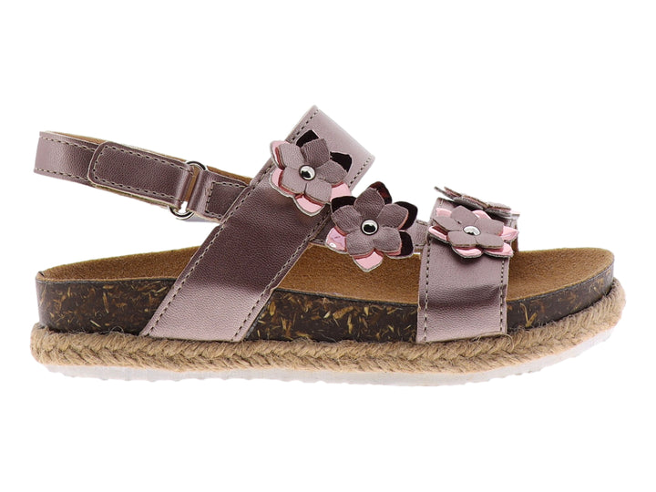 Sandalias infantiles color rosa con adornos de flores en relieve y suela de estilo esparto marrón.