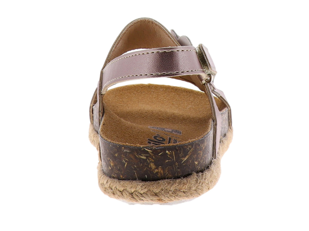 Sandalias infantiles color rosa con adornos de flores en relieve y suela de estilo esparto marrón.