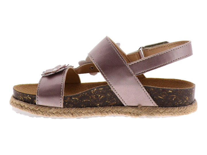 Sandalias infantiles color rosa con adornos de flores en relieve y suela de estilo esparto marrón.