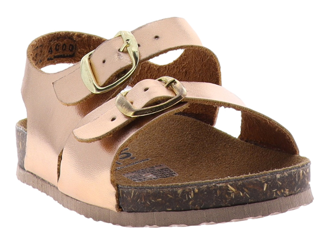 Sandalias para niña en color oro rosado con hebillas doradas y suela de corcho.