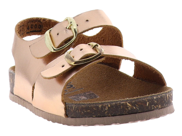 Sandalias para niña en color oro rosado con hebillas doradas y suela de corcho.