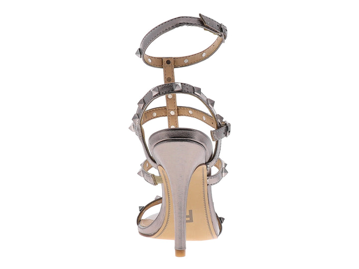Sandalia de tacón alto color inox con tiras decoradas con tachuelas y cierre al tobillo para mujer.