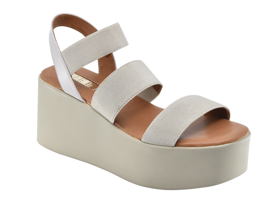 Sandalias de plataforma color latte con tres correas anchas y suela gruesa para mujer.