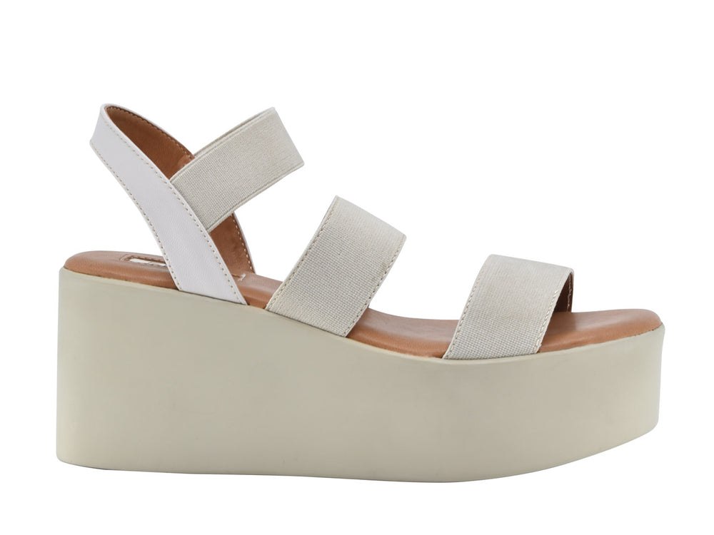 Sandalias de plataforma color latte con tres correas anchas y suela gruesa para mujer.