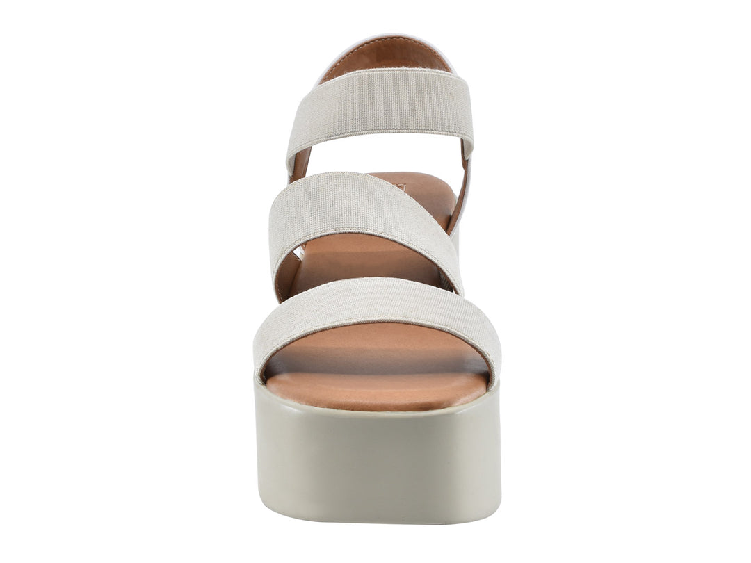 Sandalias de plataforma color latte con tres correas anchas y suela gruesa para mujer.