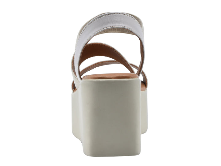 Sandalias de plataforma color latte con tres correas anchas y suela gruesa para mujer.