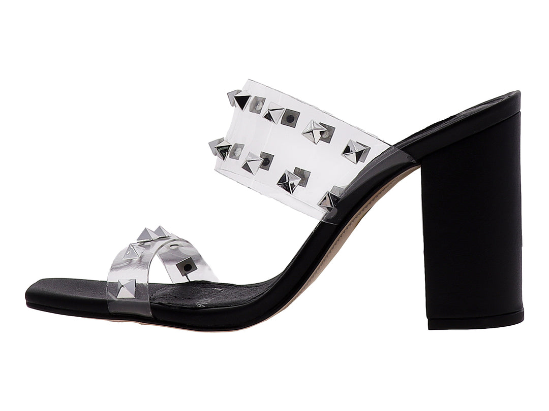 Sandalias para mujer con tacón cuadrado negro y tiras transparentes decoradas con estoperoles plateados.